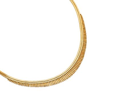 un collier en or sur fond blanc