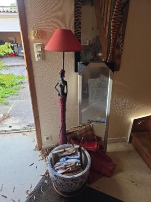 une lampe posée sur une table devant une porte