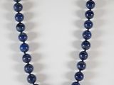 un gros plan d'un collier orné de perles bleues sur un mannequin