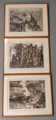 trois photos en noir et blanc d'un bâtiment sur un mur bleu