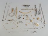 plusieurs types de bijoux différents sur une surface blanche