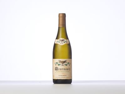 la bouteille de vin blanc est posée sur la table