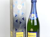 la bouteille de champagne est à côté de la boîte sur la table