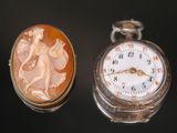 deux montres assises l'une à côté de l'autre sur une table