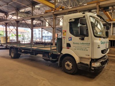 un camion qui est garé à l'intérieur d'un bâtiment