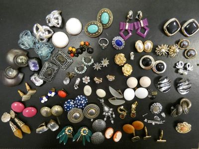 de nombreux types de bijoux sur la table