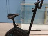 un vélo d'appartement dans un coin de la pièce
