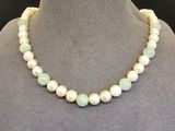 un collier de perles blanches sur un mannequin mannequin mannequin mannequin mannequin mannequin mannequin mannequin mannequin mannequin