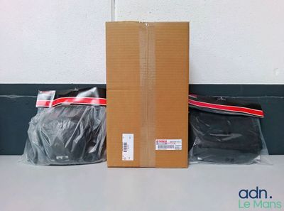 une boîte posée sur une table à côté de quelques sacs