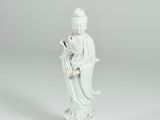 figurine chinoise représentant une femme tenant un enfant dans ses bras, sur fond blanc