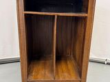 un petit meuble en bois muni d'une étagère