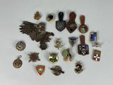 de nombreux pins et badges sur un fond blanc