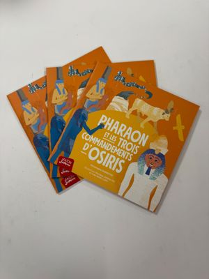 trois livres pour enfants posés sur une table devant un fond blanc