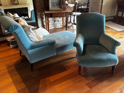 une chaise bleue et une chaise bleue dans un salon