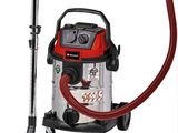 l'aspirateur est rouge et argenté, avec un tuyau rouge