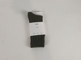un gros plan sur une paire de chaussettes noires posées sur une surface blanche