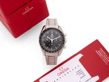 une photo d'une montre posée à côté d'un coffret cadeau rouge