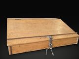 une vieille boîte en bois munie d'un loquet métallique