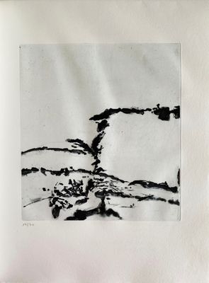 un dessin en noir et blanc représentant un oiseau perché sur une branche
