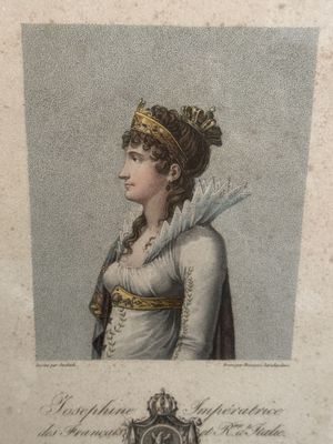 une vieille photo d'une femme en robe blanche, coiffée d'une couronne