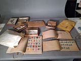 une table sur laquelle se trouvent de nombreux timbres