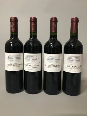 trois bouteilles de vin sont alignées sur une table