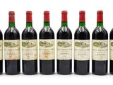 six bouteilles de vin rouge alignées sur une surface blanche