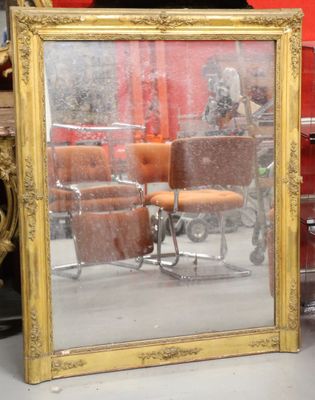 un miroir posé sur une table à côté d'une chaise