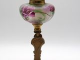 une lampe à l'ancienne décorée de fleurs roses peintes