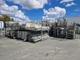 de nombreuses piles de bois posées à même le sol sur le parking