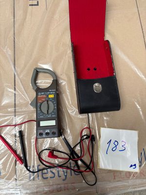 un boîtier muni d'une pince, d'un compteur et de fils