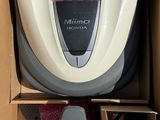 une boîte contenant une souris d'ordinateur, elle-même placée à l'intérieur