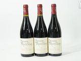 trois bouteilles de vin posées sur une table l'une à côté de l'autre