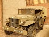 un vieux camion militaire garé dans un garage