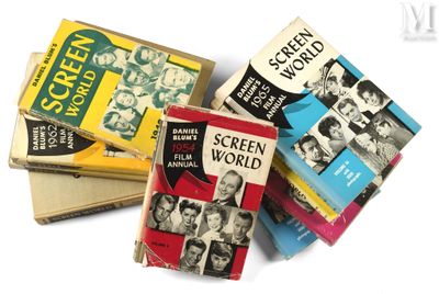 plusieurs livres sont empilés sur une surface blanche