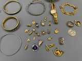 de nombreux types de bagues et de bracelets disposés sur une table