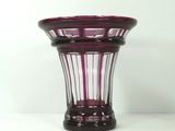 un vase violet posé sur une table