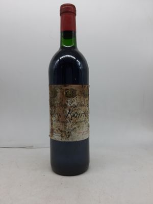 une vieille bouteille de vin posée sur une table