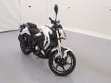 une moto blanche et noire garée dans une pièce