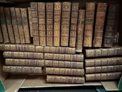 de nombreux vieux livres empilés les uns sur les autres dans une boîte