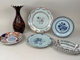de nombreuses assiettes et vases posés sur une table