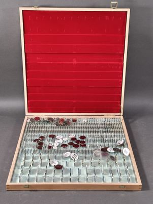 une boîte rouge sur laquelle se trouvent plusieurs boutons