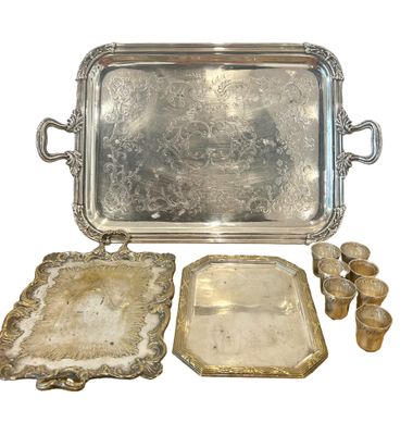 une image représentant un plateau en argent avec des tasses et un autre plateau sur lequel est posé un plateau en argent