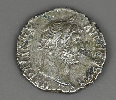 une pièce d'argent portant l'image d'un homme