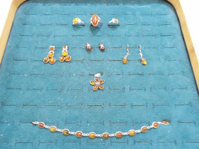 une photo d'un ensemble composé d'un collier et de boucles d'oreilles, présenté dans un coffret