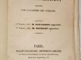 un livre ouvert sur une table blanche avec une image en noir et blanc