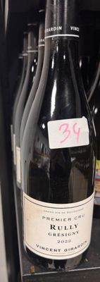 de nombreuses bouteilles de vin sur les étagères du magasin