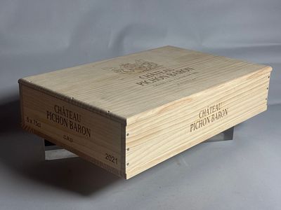 une caisse en bois contenant une bouteille de vin