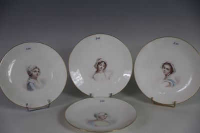 trois assiettes sur lesquelles figurent les portraits d'une femme et d'un homme