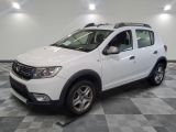 une photo d'une dacia blanche garée sur un sol en damier